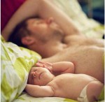 Schlafen im Familienbett / Co-Sleeping Mann mit Baby