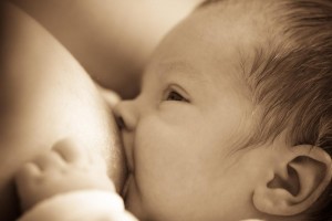 Stillendes Baby an der Brust - Stillen und PTBS