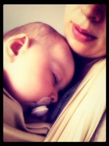 Nestwärme - Tragemama mit schlafendem Baby im Tuch auf der Brust