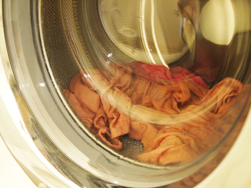 Tragetuch in der Waschmaschine beim Färben