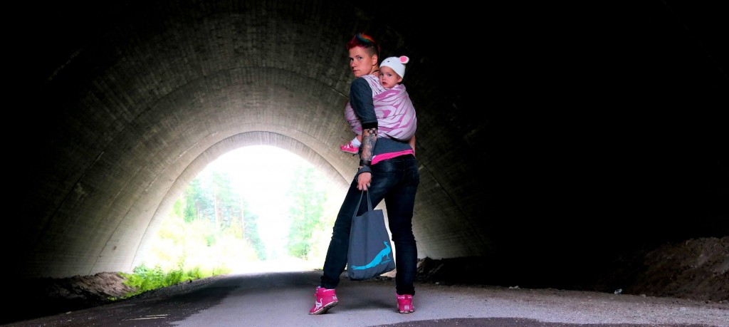 Hedwych Veeman Wrap you in love babywearing woman in a tunnel