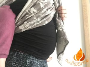 Schwangere Mama mit Kind im Tragetuch - Tragen in der Schwangerschaft