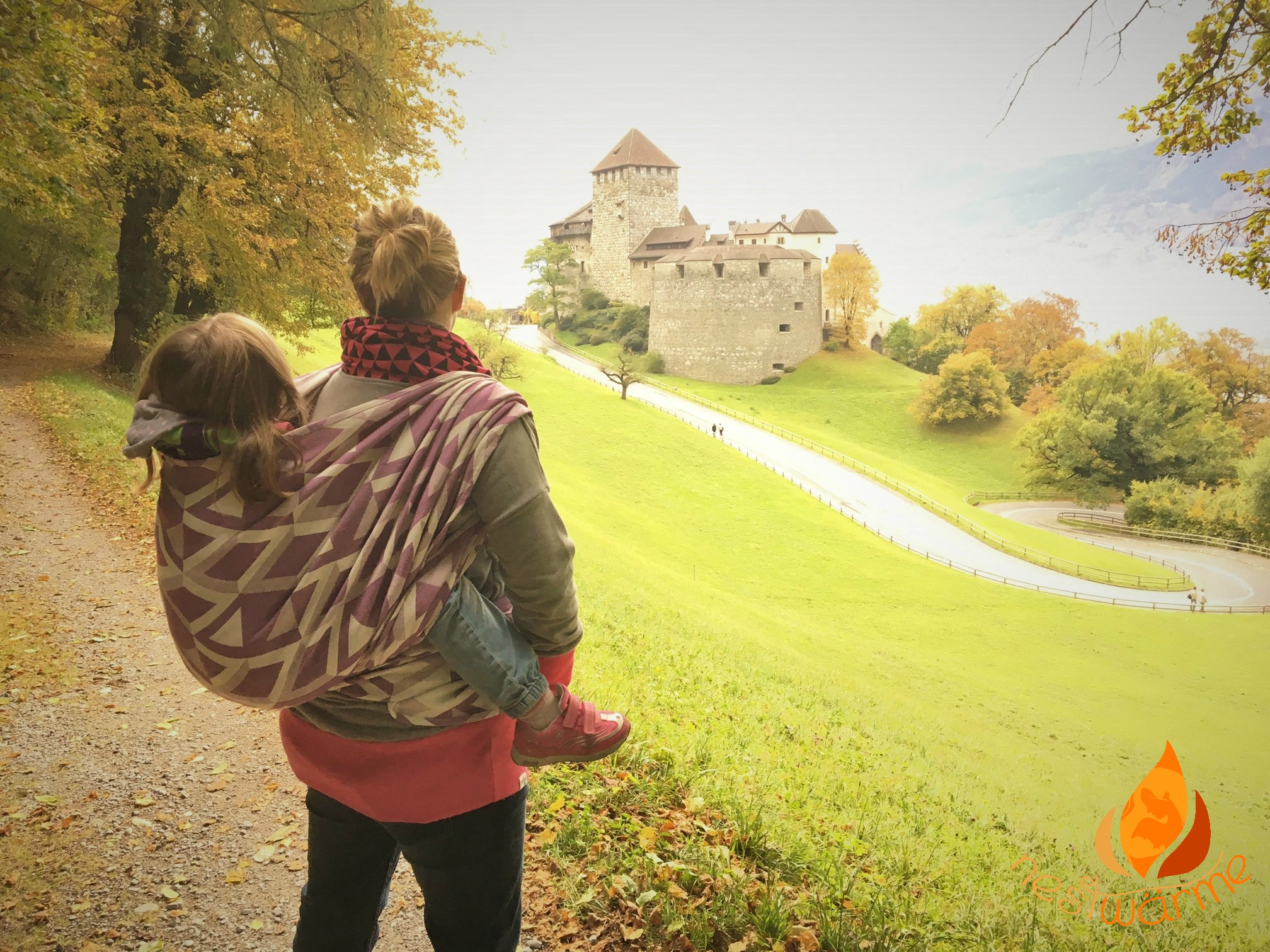 Maisaa Slings vor Schloss Vaduz
