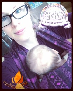 Tragemama mit Baby im Tragetuch und EBW-Logo 2017