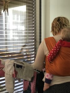 Babywearing mom and laundry / Tragemama mit Wäsche
