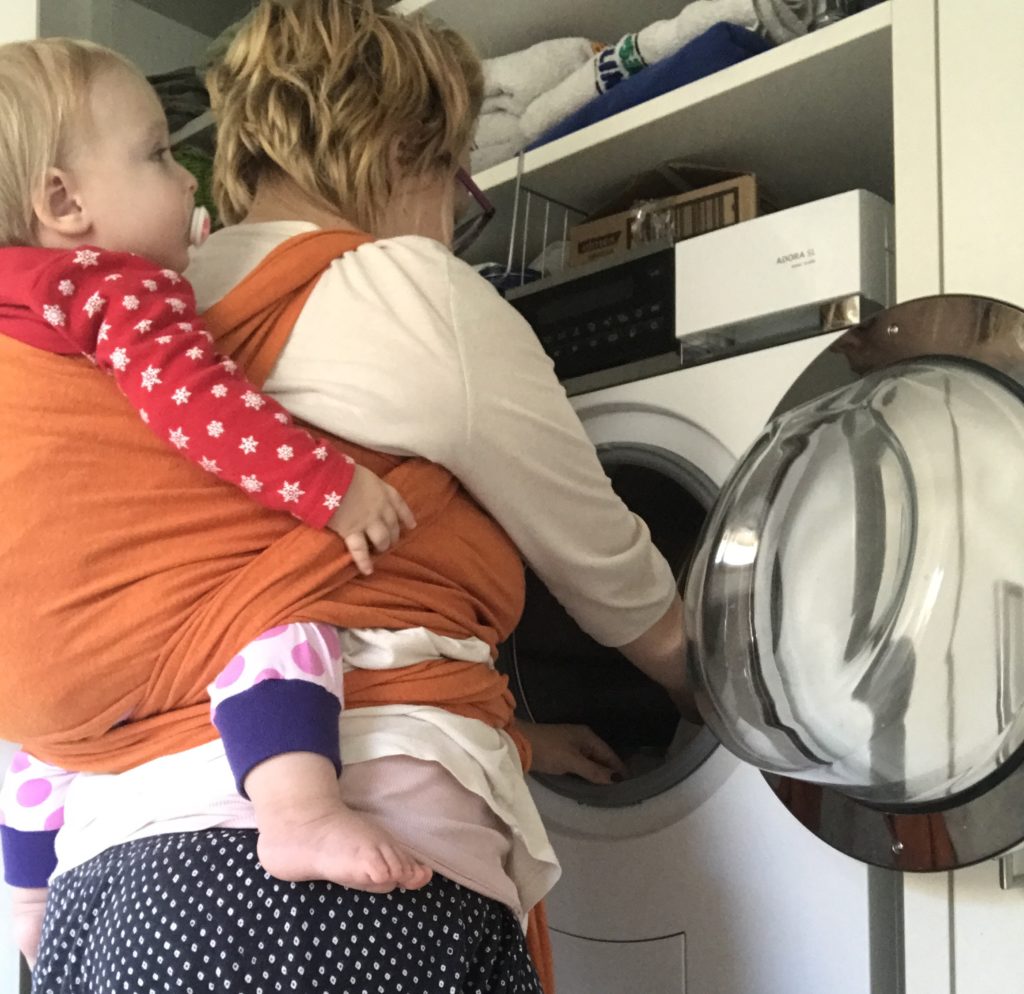 Babywearing mom with washing machine / Tragemama mit Waschmaschine