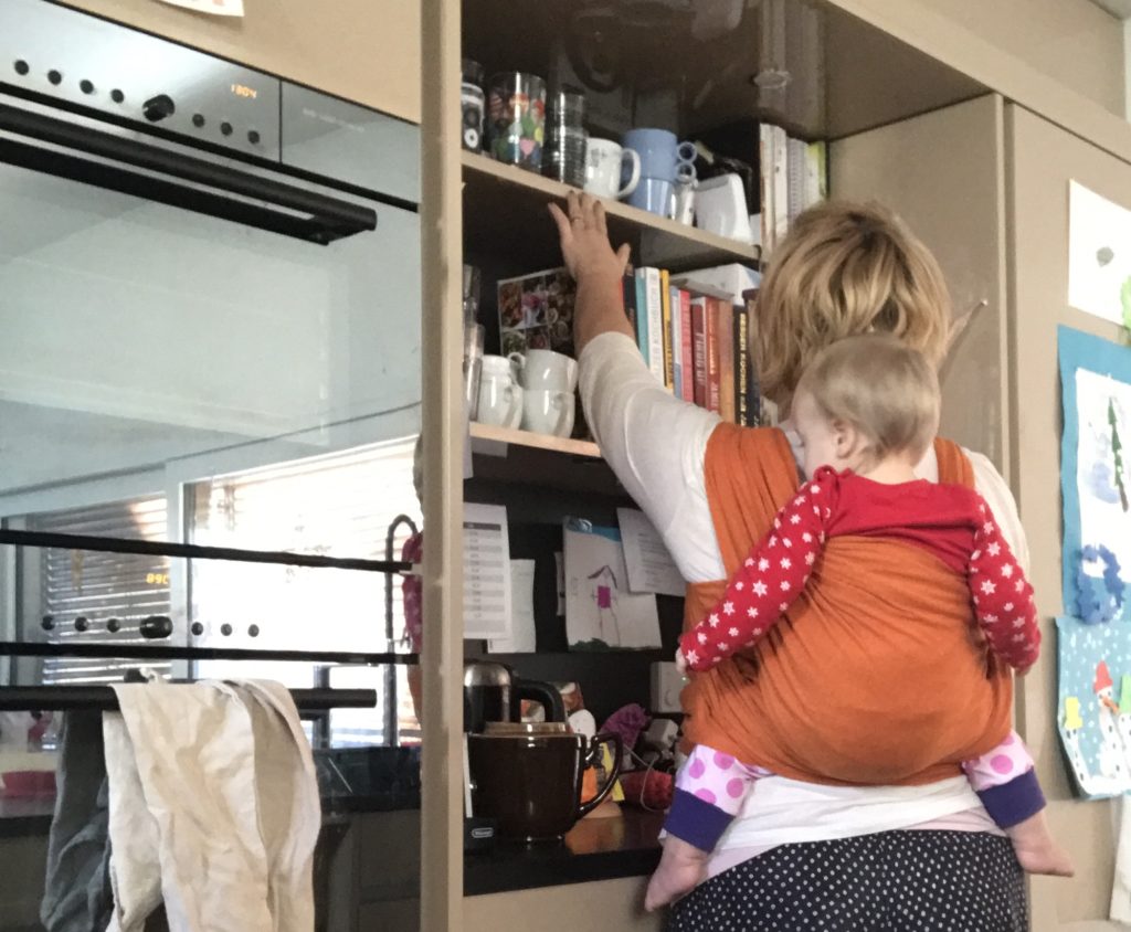 Babywearing mom in the kitchen / Tragemama in der Küche