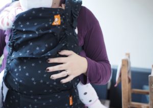 Baby in Baby Tula Free-to-Grow carrier Tragehilfe