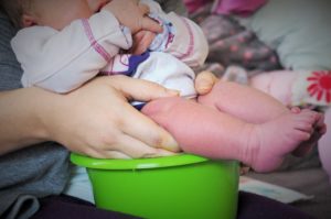Windelfrei-Baby wird abgehalten über Töpfchen | Windelfrei-Erfahrungsberichte