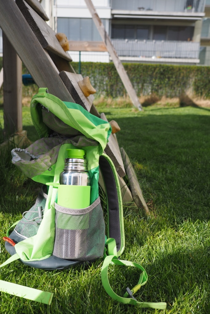 Pura Getränkeflasche im Test im Rucksack draussen im Gras