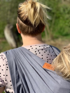 Frau mit Kind auf dem Rücken