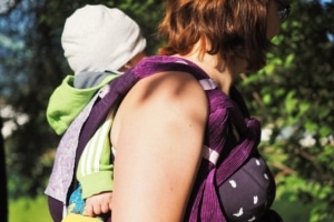 Mama mit Baby im LueMai Simply auf dem Rücken