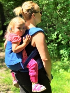 Schmusewolke Half-Buckle mit Kind auf dem Rücken